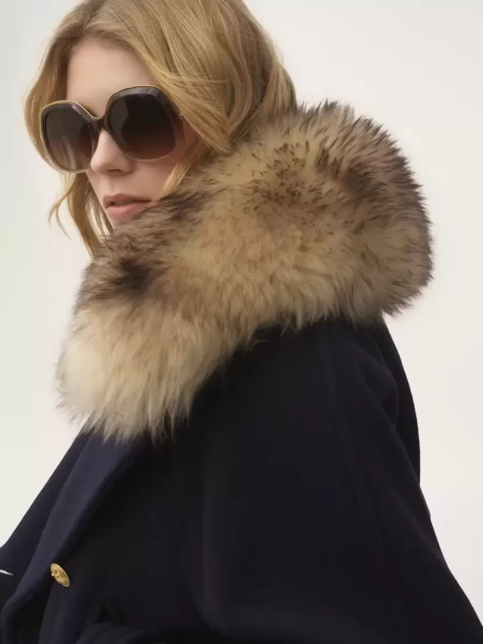 Abrigo corto de lana con doble botonadura y corte cuadrado Abrigo corto de lana con doble botonadura y corte cuadrado