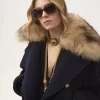 Abrigo corto de lana con doble botonadura y corte cuadrado Abrigo corto de lana con doble botonadura y corte cuadrado