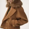 Abrigo corto de lana suave con doble botonadura y diseño cuadrado Abrigo corto de lana suave con doble botonadura y diseño cuadrado