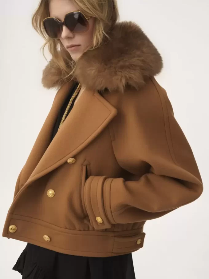 Abrigo corto de lana suave con doble botonadura y diseño cuadrado Abrigo corto de lana suave con doble botonadura y diseño cuadrado