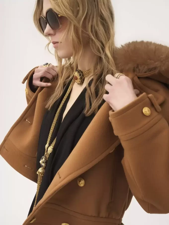 Abrigo corto de lana suave con doble botonadura y diseño cuadrado Abrigo corto de lana suave con doble botonadura y diseño cuadrado