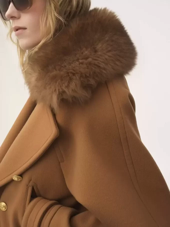 Abrigo corto de lana suave con doble botonadura y diseño cuadrado Abrigo corto de lana suave con doble botonadura y diseño cuadrado