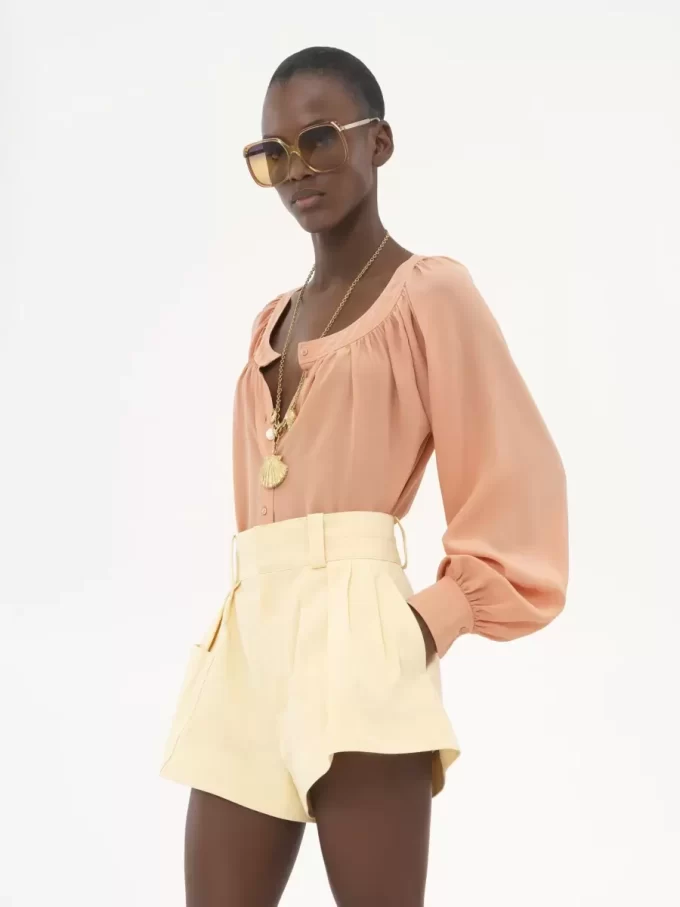 Blusa con cuello redondo en crepé de China Blusa con cuello redondo en crepé de China