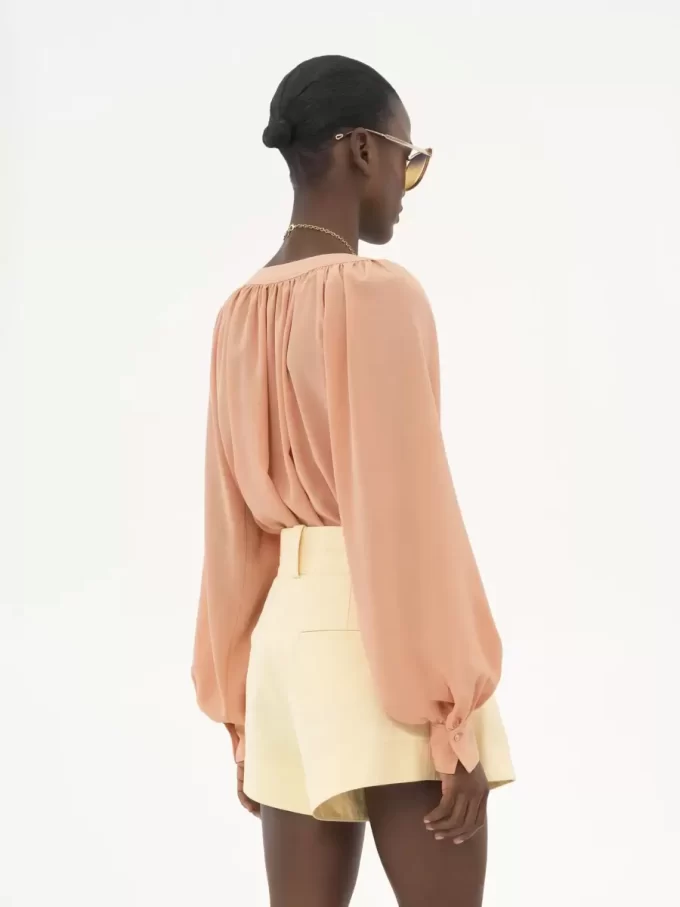 Blusa con cuello redondo en crepé de China Blusa con cuello redondo en crepé de China