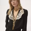 Blusa con volantes en crepé de China y encaje Blusa con volantes en crepé de China y encaje