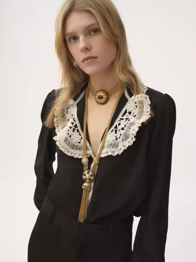 Blusa con volantes en crepé de China y encaje Blusa con volantes en crepé de China y encaje