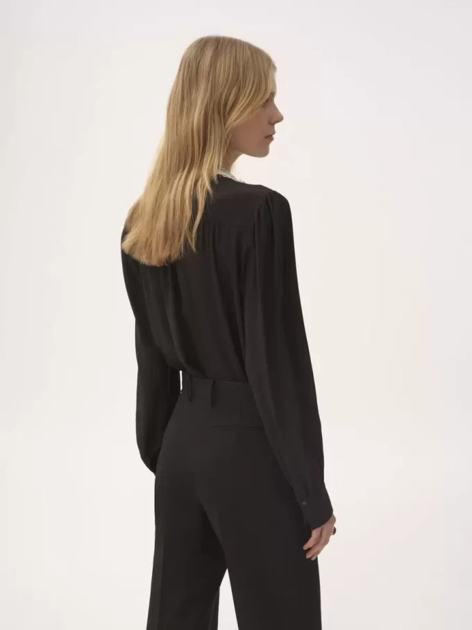 Blusa con volantes en crepé de China y encaje Blusa con volantes en crepé de China y encaje