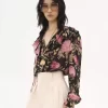 Blusa con volantes y cuello en V en charmeuse de seda Blusa con volantes y cuello en V en charmeuse de seda