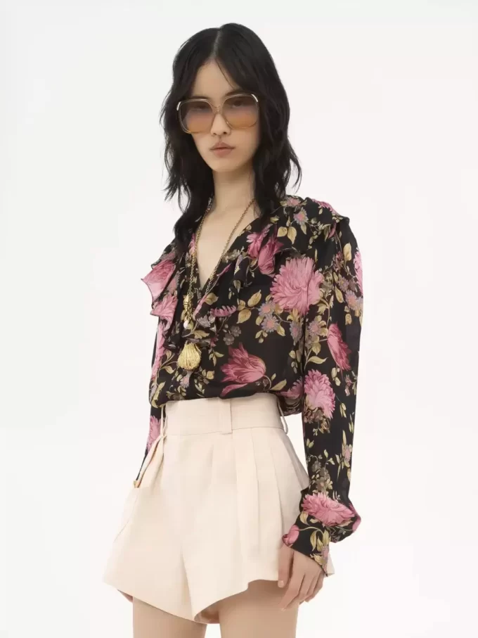 Blusa con volantes y cuello en V en charmeuse de seda Blusa con volantes y cuello en V en charmeuse de seda