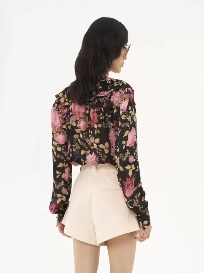 Blusa con volantes y cuello en V en charmeuse de seda Blusa con volantes y cuello en V en charmeuse de seda