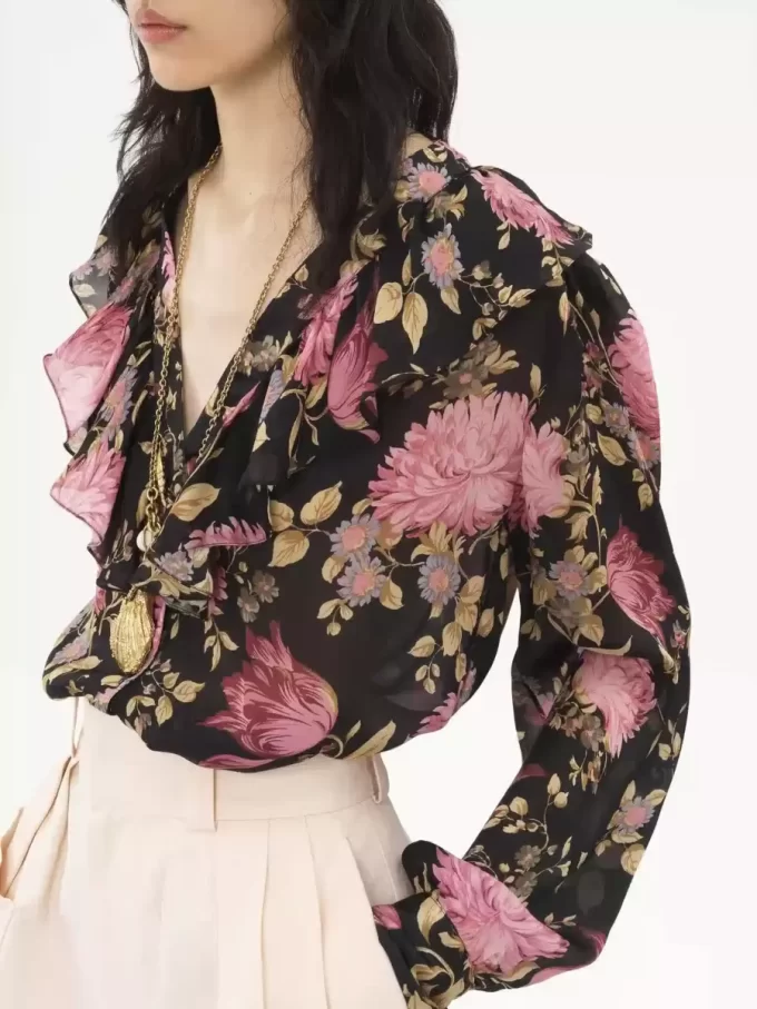 Blusa con volantes y cuello en V en charmeuse de seda Blusa con volantes y cuello en V en charmeuse de seda