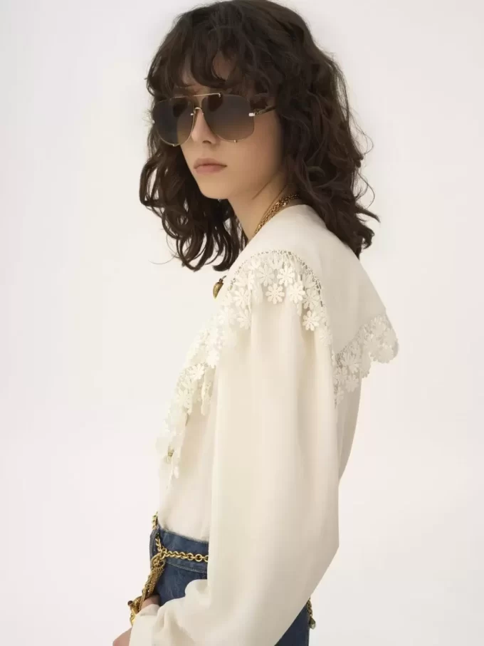 Blusa de cuello largo en jacquard de seda y encaje Blusa de cuello largo en jacquard de seda y encaje