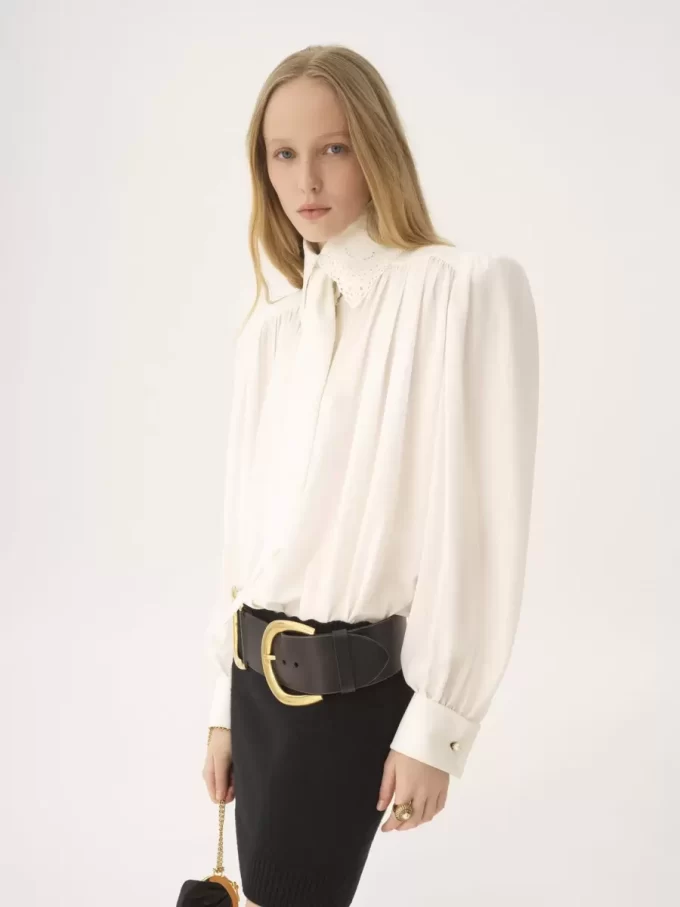 Blusa fruncida con lazo en crepé de China y encaje Blusa fruncida con lazo en crepé de China y encaje