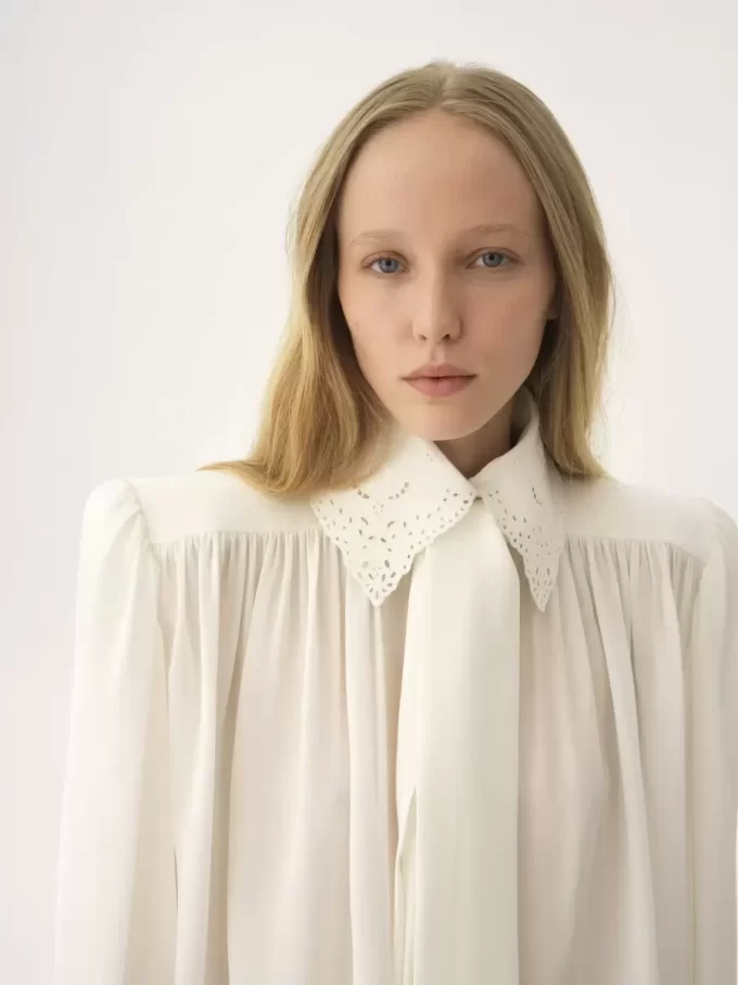 Blusa fruncida con lazo en crepé de China y encaje Blusa fruncida con lazo en crepé de China y encaje