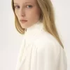Blusa fruncida con lazo en crepé de China y encaje Blusa fruncida con lazo en crepé de China y encaje