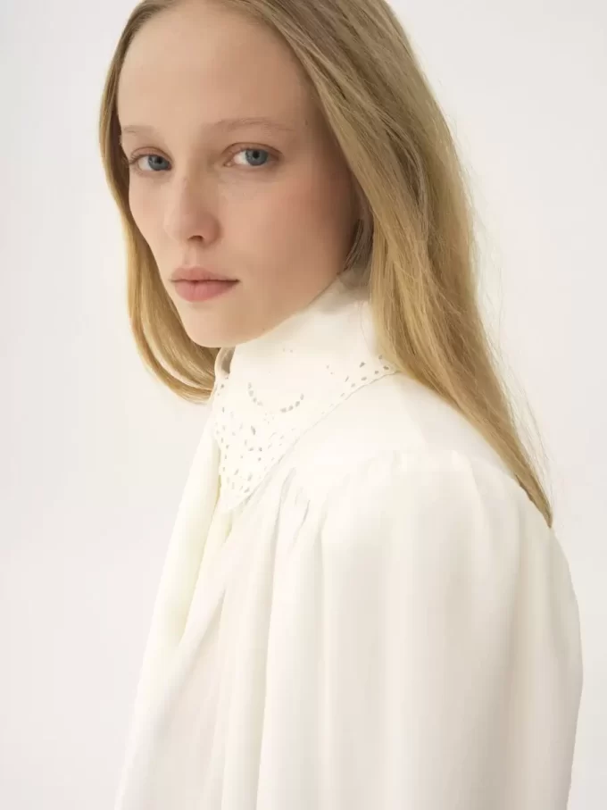 Blusa fruncida con lazo en crepé de China y encaje Blusa fruncida con lazo en crepé de China y encaje