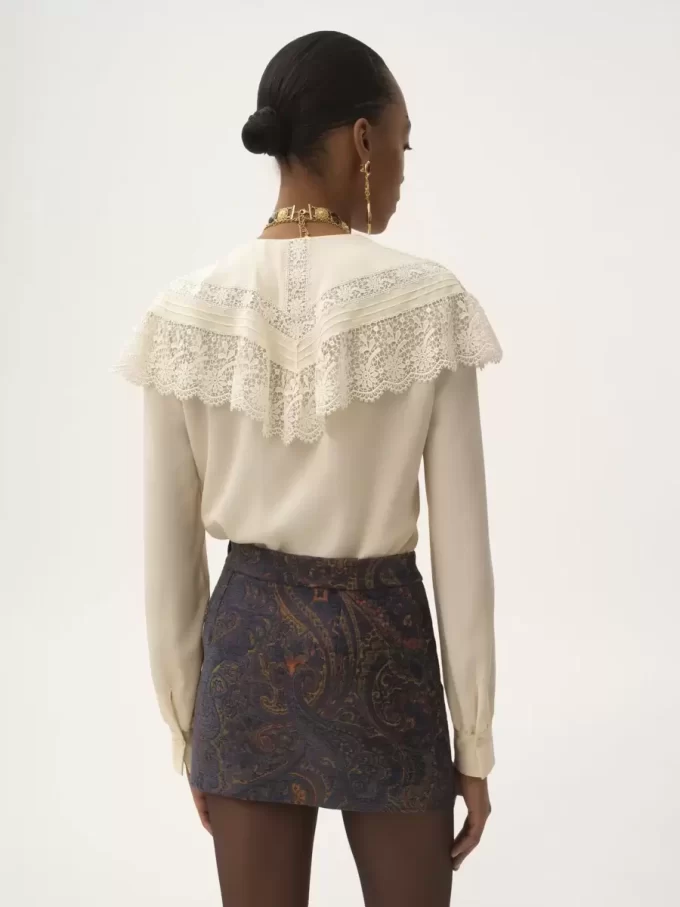 Blusa fruncida en crepé de China y encaje Blusa fruncida en crepé de China y encaje