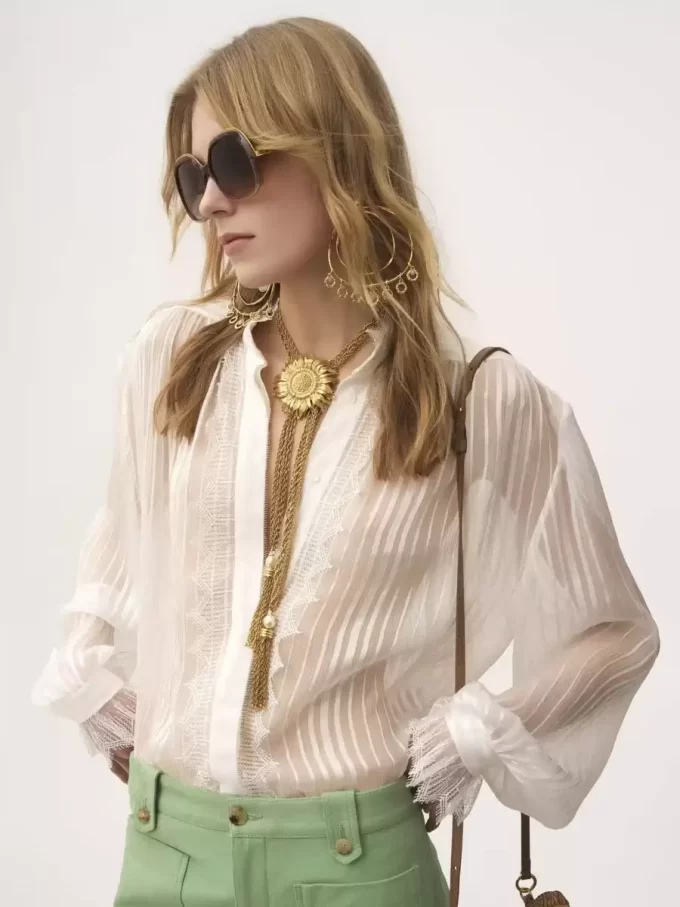 Blusa fruncida en muselina de seda y encaje Blusa fruncida en muselina de seda y encaje