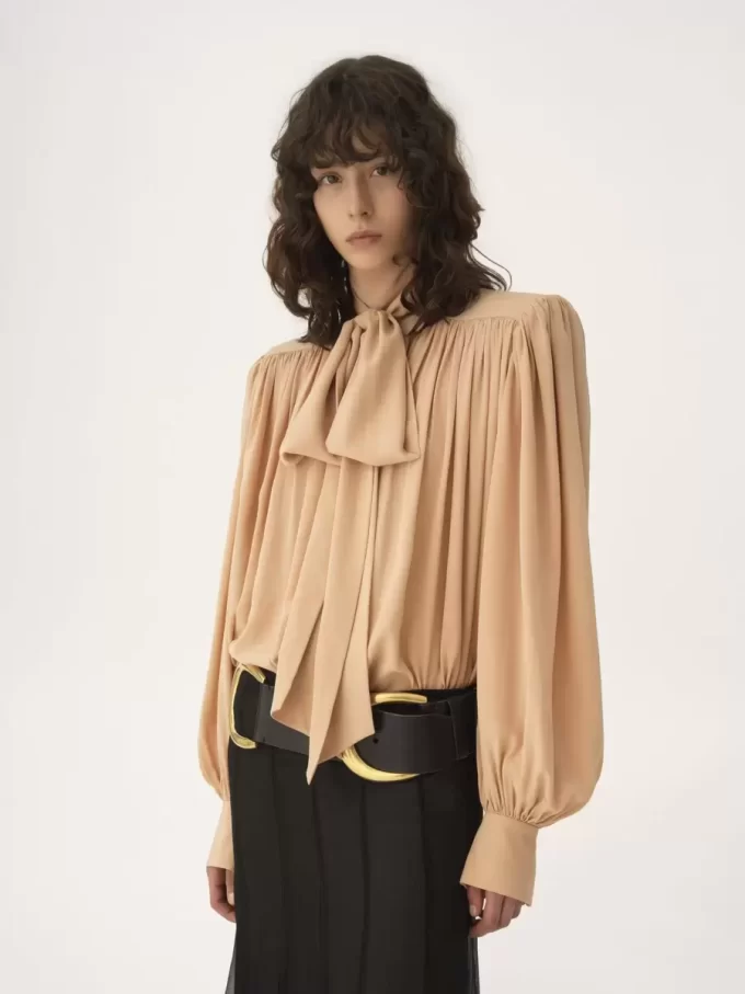Blusa lavallière fruncida de gran tamaño en crepé de China Blusa lavallière fruncida de gran tamaño en crepé de China