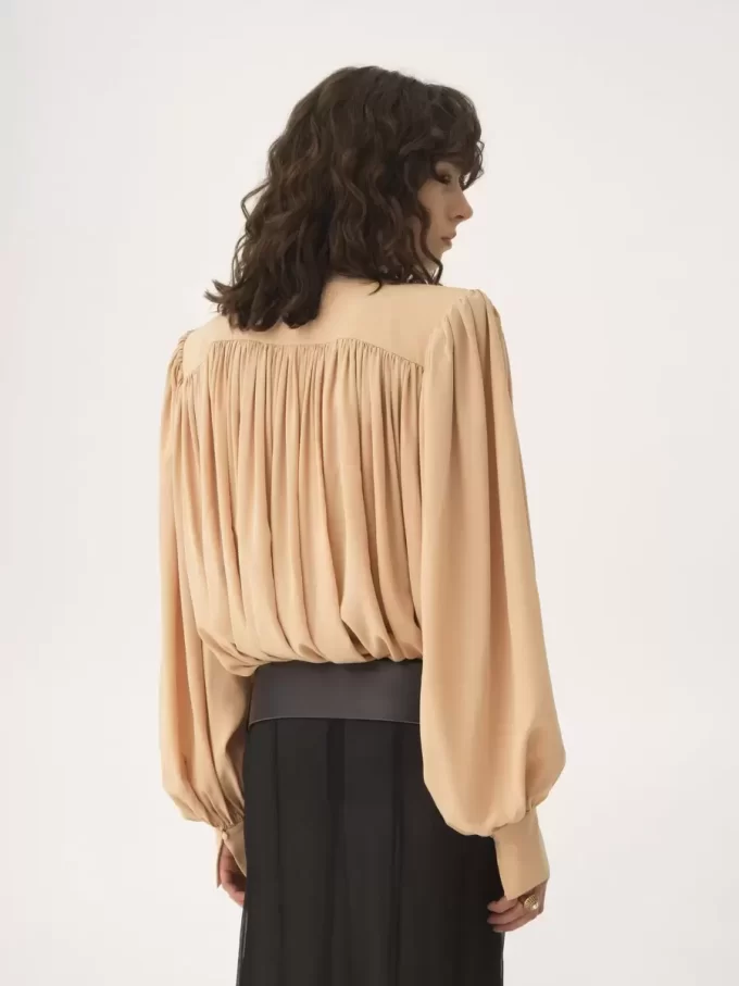 Blusa lavallière fruncida de gran tamaño en crepé de China Blusa lavallière fruncida de gran tamaño en crepé de China