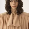 Blusa lavallière fruncida de gran tamaño en crepé de China Blusa lavallière fruncida de gran tamaño en crepé de China