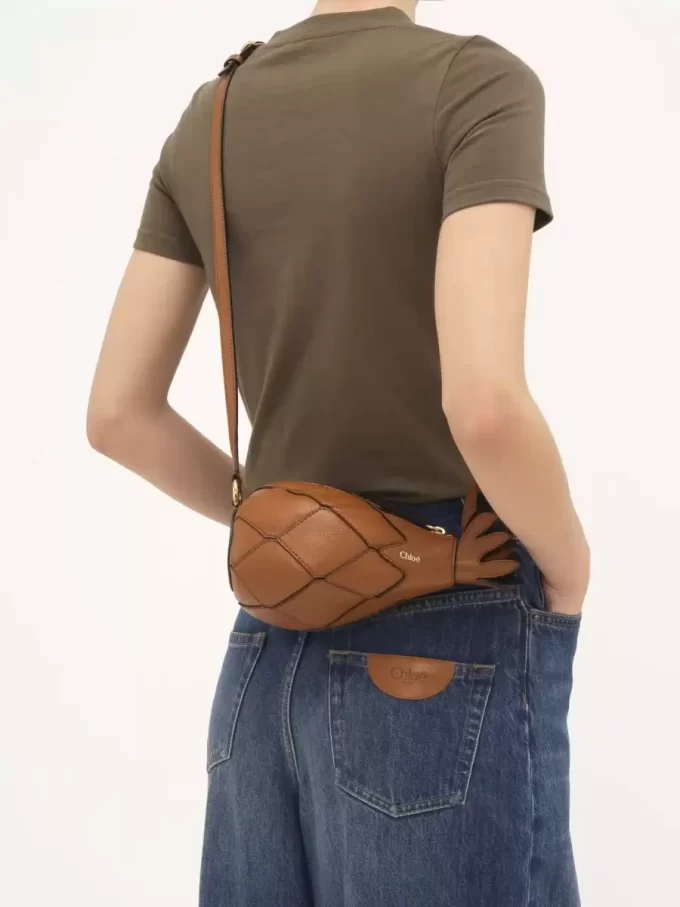 Bolso bandolera de piña en piel granulada Bolso bandolera de piña en piel granulada