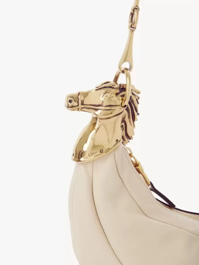 Bolso de hombro Chain Horse en piel granulada Bolso de hombro Chain Horse en piel granulada