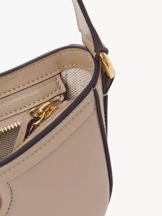 Bolso de hombro Horse Medal en piel granulada Bolso de hombro Horse Medal en piel granulada