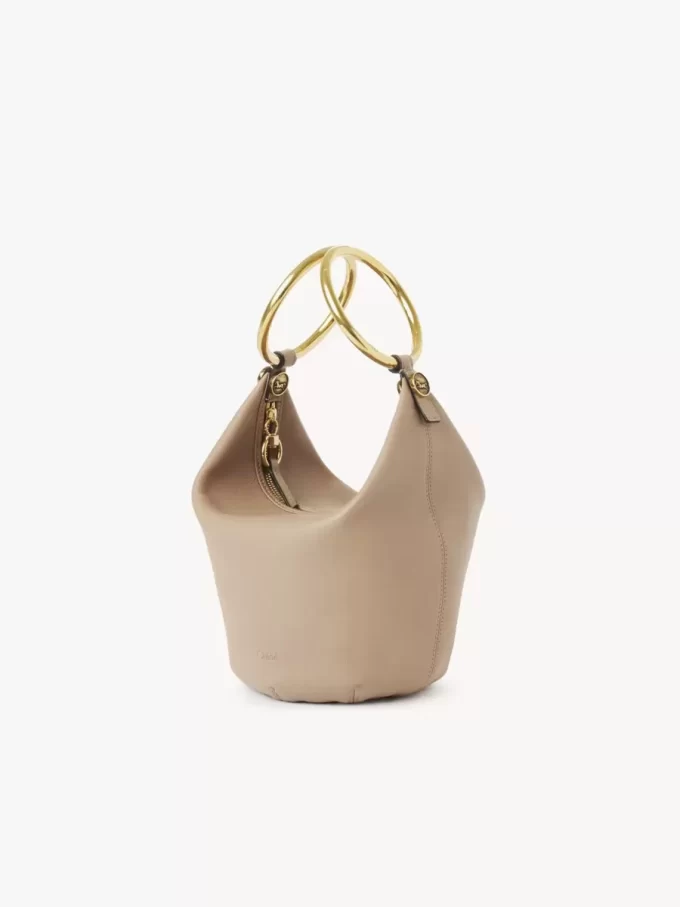 Bolso de mano pequeño tipo pulsera en piel granulada Bolso de mano pequeño tipo pulsera en piel granulada