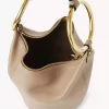 Bolso de mano pequeño tipo pulsera en piel granulada Bolso de mano pequeño tipo pulsera en piel granulada