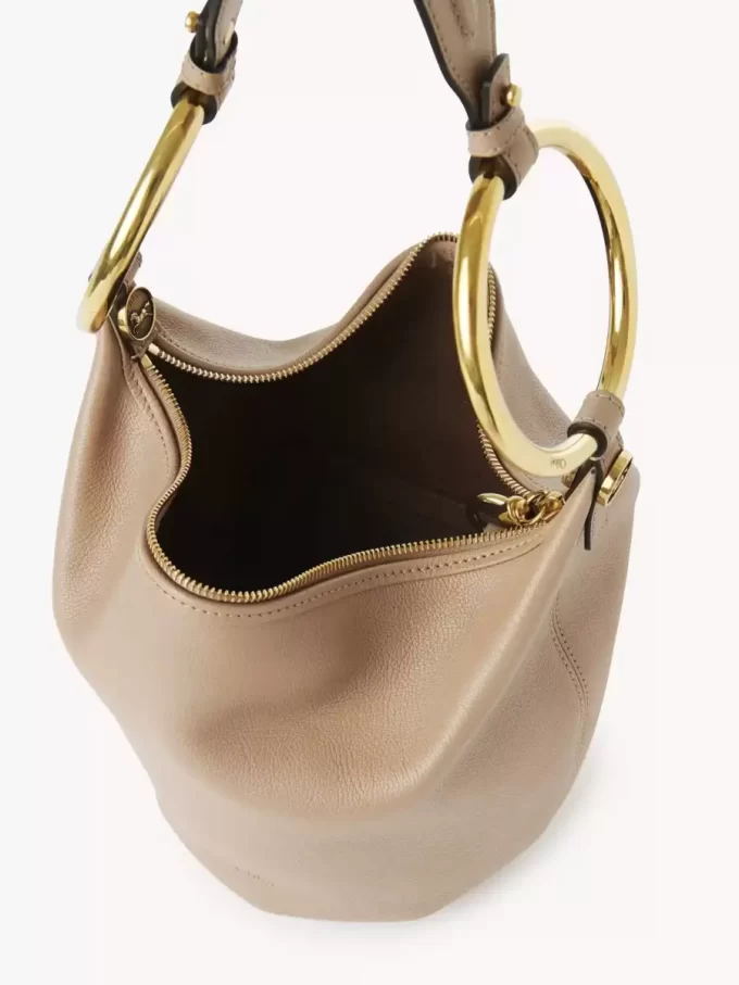 Bolso de mano pequeño tipo pulsera en piel granulada Bolso de mano pequeño tipo pulsera en piel granulada