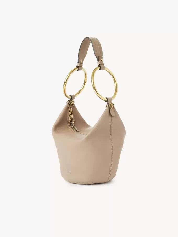 Bolso de mano pequeño tipo pulsera en piel granulada Bolso de mano pequeño tipo pulsera en piel granulada