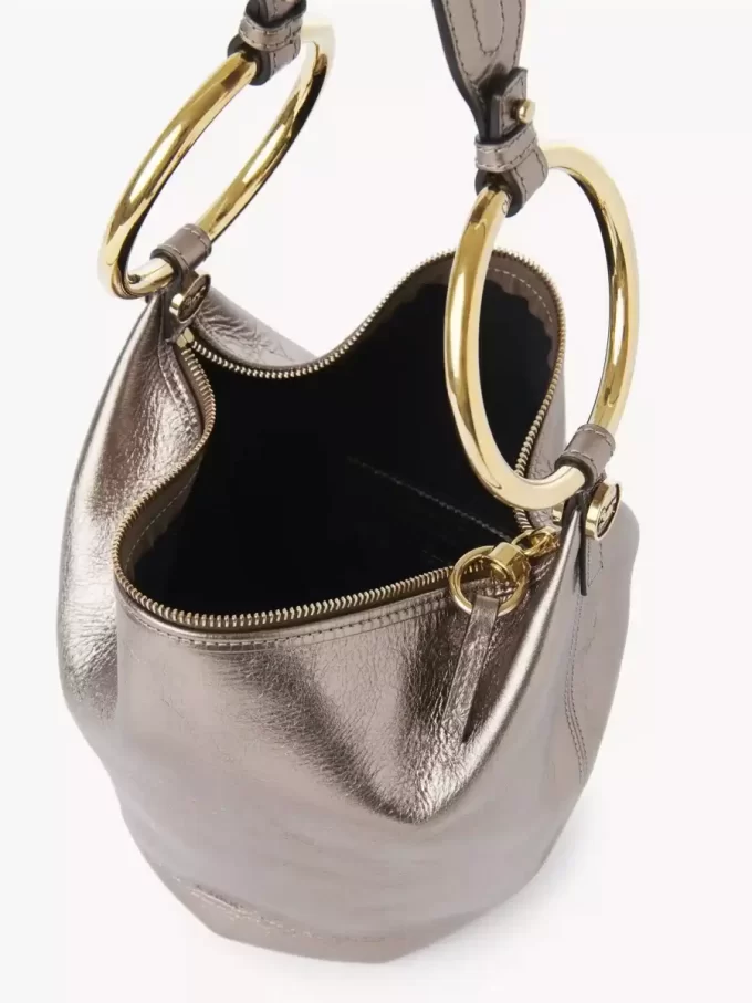 Bolso de mano pequeño tipo pulsera en piel metalizada Bolso de mano pequeño tipo pulsera en piel metalizada
