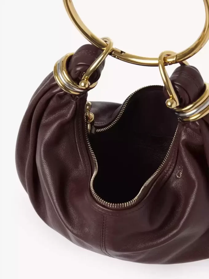 Bolso Hobo pequeño tipo pulsera en piel granulada Bolso Hobo pequeño tipo pulsera en piel granulada