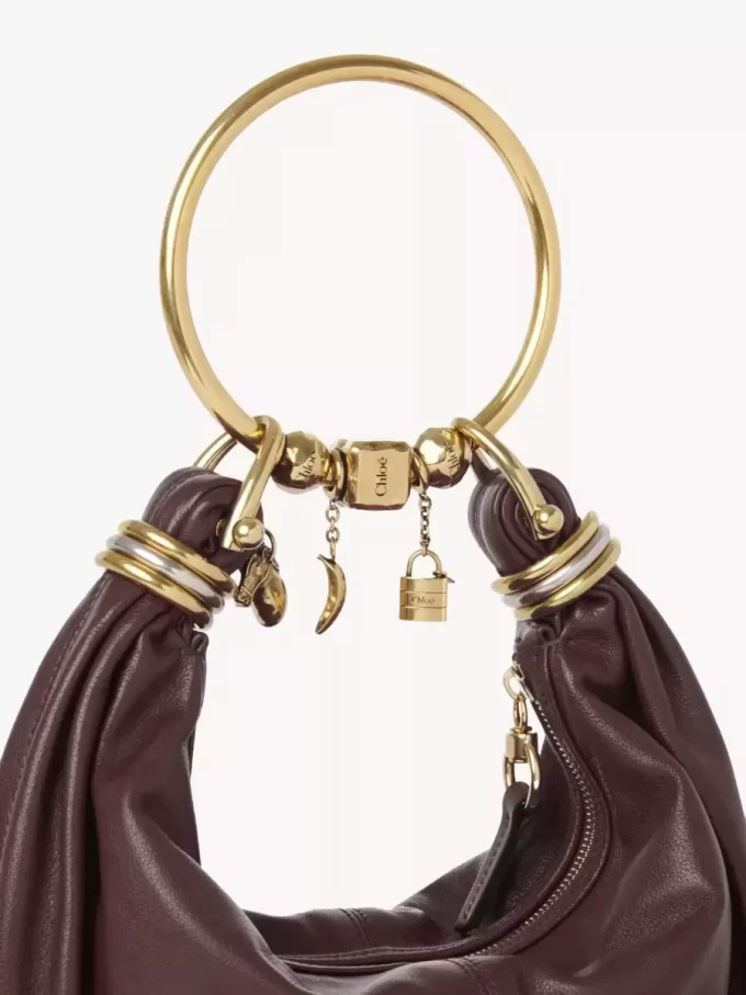 Bolso Hobo pequeño tipo pulsera en piel granulada Bolso Hobo pequeño tipo pulsera en piel granulada