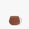 Bolso pequeño Marcie Saddle en piel granulada Bolso pequeño Marcie Saddle en piel granulada
