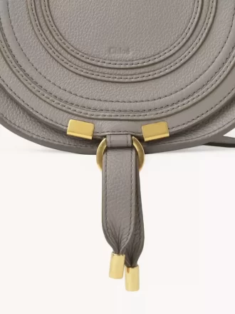 Bolso pequeño Marcie Saddle en piel granulada Bolso pequeño Marcie Saddle en piel granulada