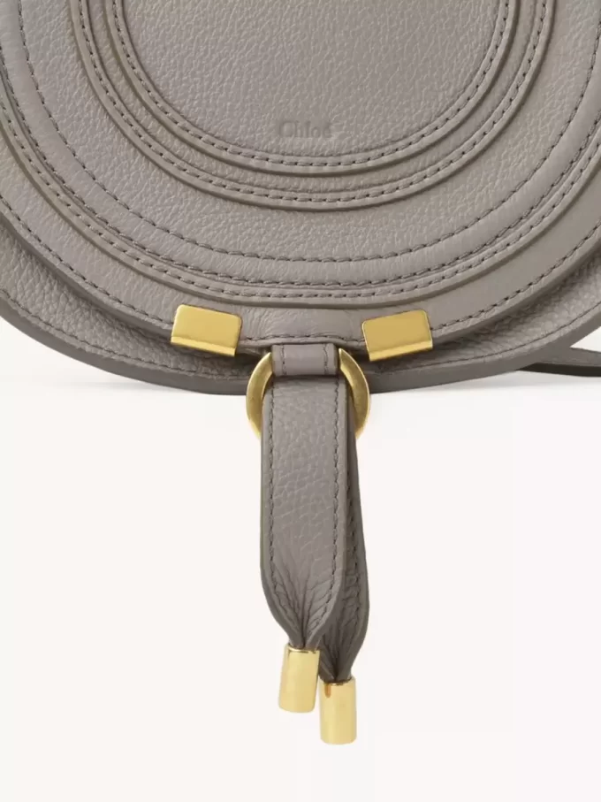 Bolso pequeño Marcie Saddle en piel granulada Bolso pequeño Marcie Saddle en piel granulada