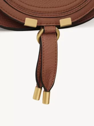 Bolso pequeño Marcie Saddle en piel granulada Bolso pequeño Marcie Saddle en piel granulada