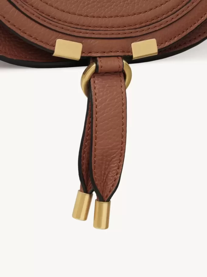 Bolso pequeño Marcie Saddle en piel granulada Bolso pequeño Marcie Saddle en piel granulada