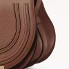Bolso pequeño Marcie Saddle en piel granulada Bolso pequeño Marcie Saddle en piel granulada