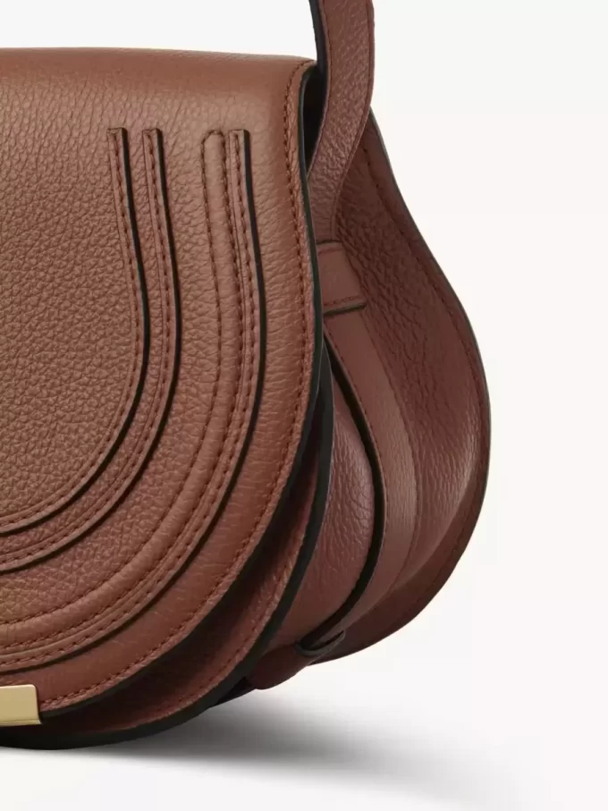 Bolso pequeño Marcie Saddle en piel granulada Bolso pequeño Marcie Saddle en piel granulada