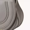 Bolso pequeño Marcie Saddle en piel granulada Bolso pequeño Marcie Saddle en piel granulada