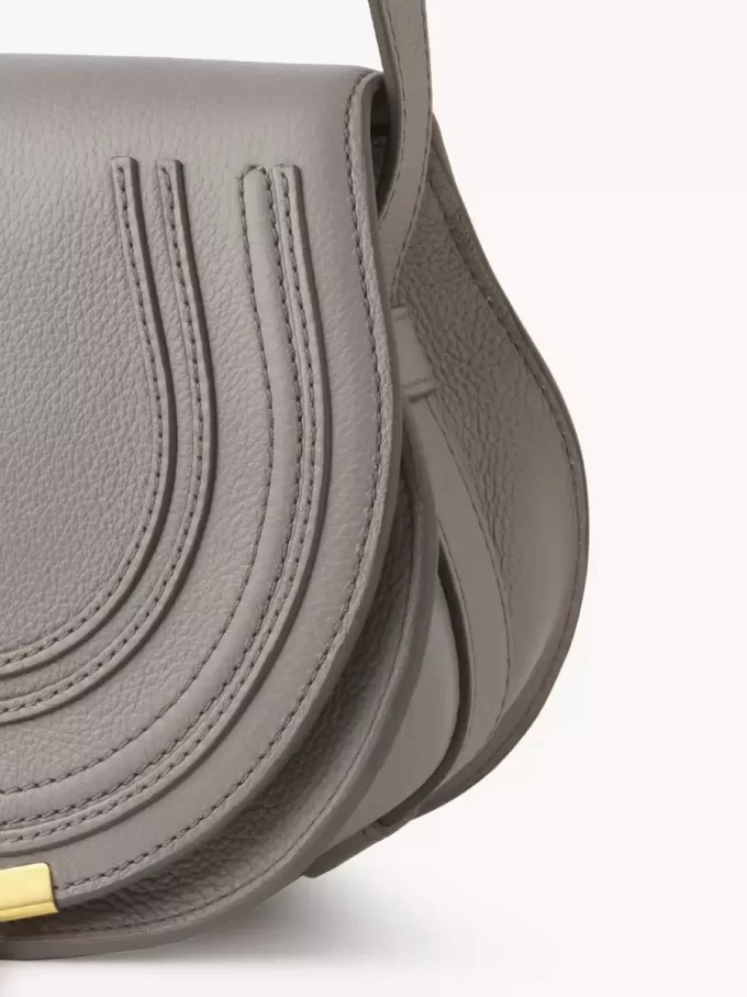 Bolso pequeño Marcie Saddle en piel granulada Bolso pequeño Marcie Saddle en piel granulada