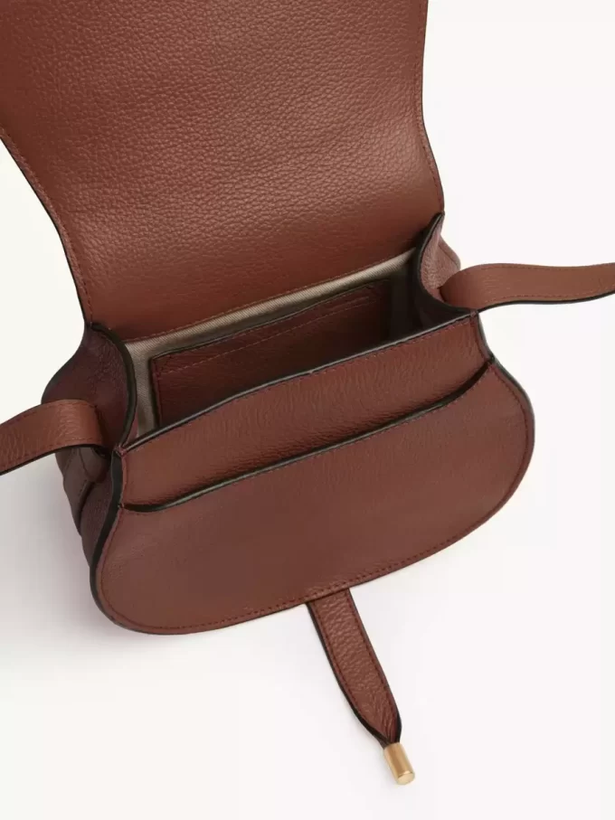 Bolso pequeño Marcie Saddle en piel granulada Bolso pequeño Marcie Saddle en piel granulada