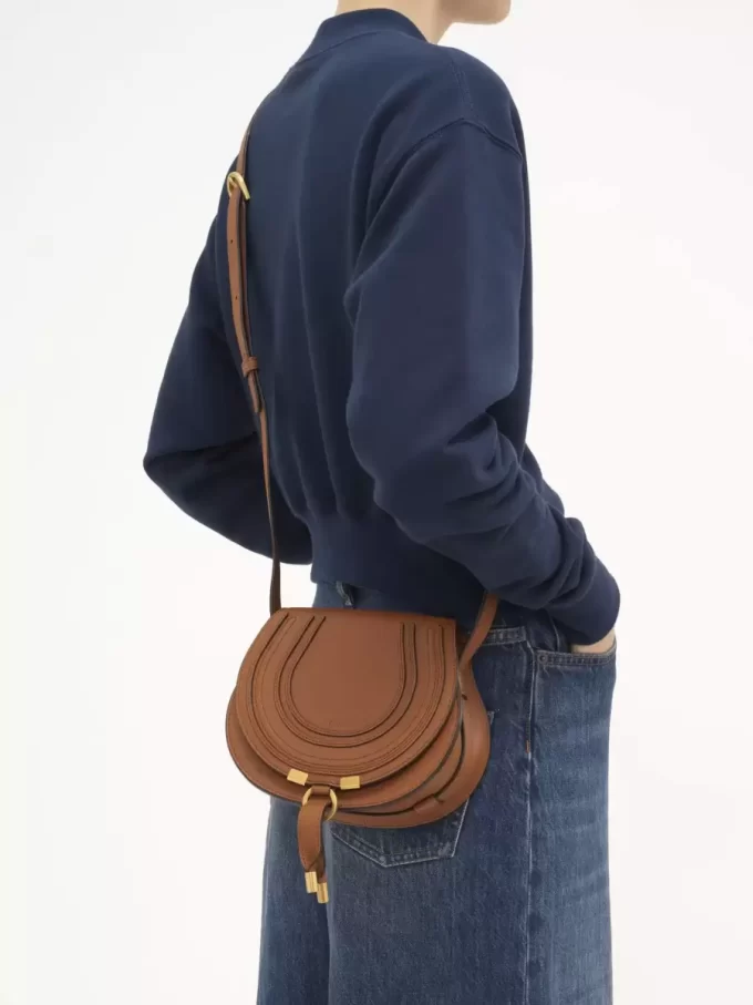 Bolso pequeño Marcie Saddle en piel granulada Bolso pequeño Marcie Saddle en piel granulada