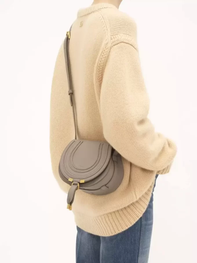 Bolso pequeño Marcie Saddle en piel granulada Bolso pequeño Marcie Saddle en piel granulada