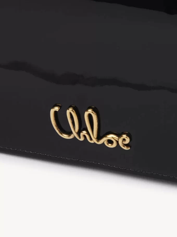 Cartera con solapa y cadena Chloé Iconic en charol Cartera con solapa y cadena Chloé Iconic en charol