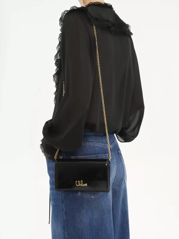 Cartera con solapa y cadena Chloé Iconic en charol Cartera con solapa y cadena Chloé Iconic en charol