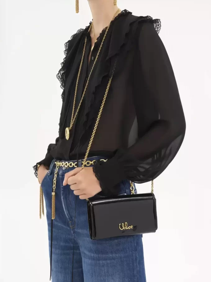 Cartera con solapa y cadena Chloé Iconic en charol Cartera con solapa y cadena Chloé Iconic en charol